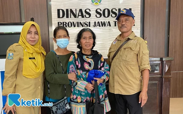 Thumbnail Sempat Terlantar di Terminal Bungurasih, Dinsos Jatim Pertemukan Keluarga Lansia 75 Tahun