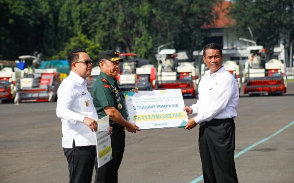 Mentan Serahkan Bantuan 3.700 Pompa Air untuk Jatim: Pompanisasi Solusi Cepat Hadapi El Nino