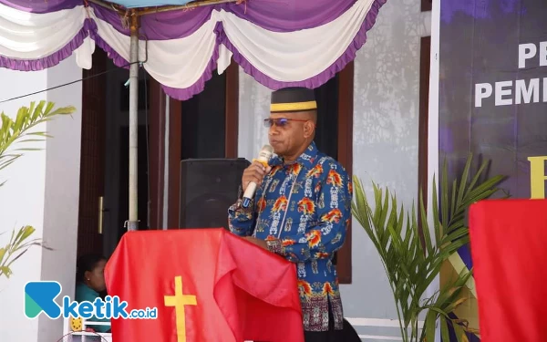 Foto Wakil Bupati Hasbulla Furuada saat memberikan sambutan kegiatan Peletakan Batu Pertama Gereja GPI Elim Kali Sukun di Kaimana (foto Humas Pemkab Kaimana/Ketik.co.id)