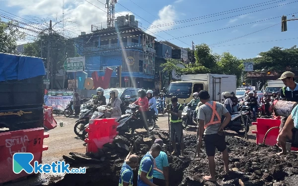 Aspal Ambrol Akibat Saluran PDAM, Lalu Lintas di Perempatan Ranugrati Bakal Dialihkan