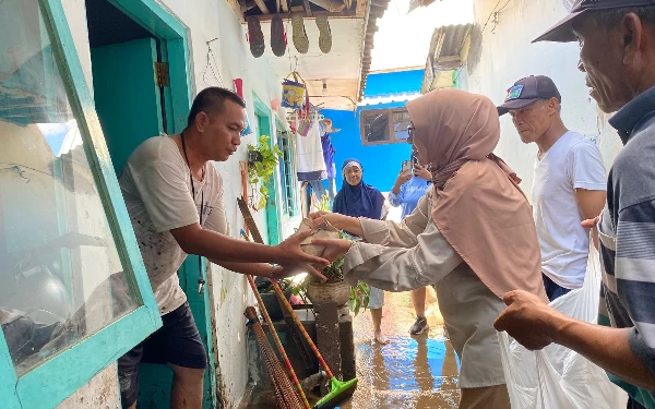 Thumbnail Berita - Bantu Nasi Bungkus, Bunda Indah Sambangi Korban Banjir Lumajang