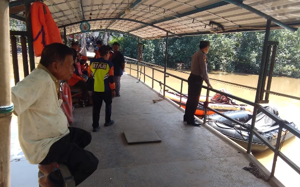 Foto Suasana perahu tambang yang menenggelamkan ayah dan balita. (Foto: Tim Basarnas)