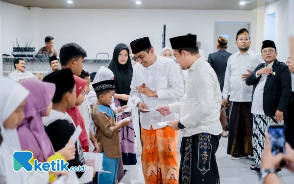 Foto Penyerahan santunan kepada anak yatim di acara halal bihalal AJP. (Foto: Dokumen AJP)