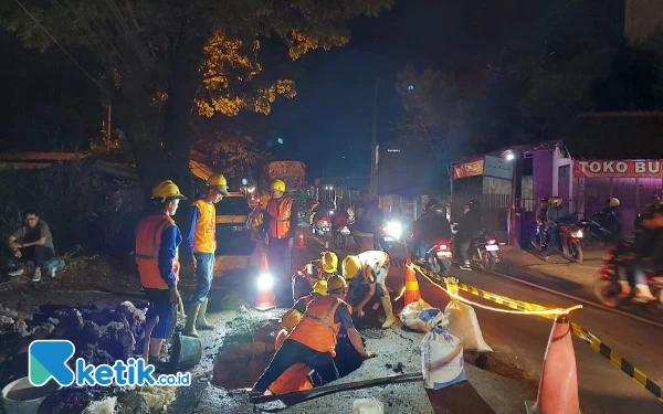 Petugas Perumda Air Minum Tirta Raharja Berjibaku Perbaiki Pipa Bocor