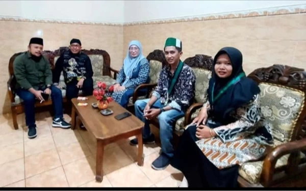 Foto Ketum HMI dan Ketua Kohati ramah tamah dengan Bupati, Wabup, Rafiqi (KPU  ). ( Foto : istimewa )