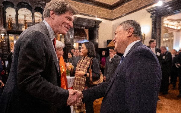 Foto Gubernur BI Perry Warjiyo saat berbicara dengan Under Secretary Kementerian Luar Negeri AS Jose Fernandez. (Istimewa/ KBRI Washington DC)