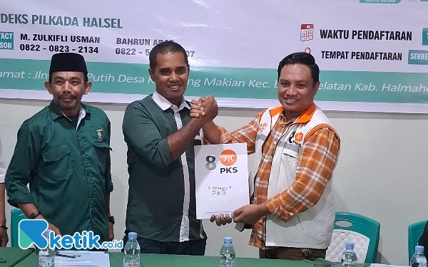 Foto Ketua Deks PKB Halsel Zulkifli selamat Usman dan Iksan Kaleseran saat serah terima Formulir pendaftaran Bacabup (Foto Mursal)