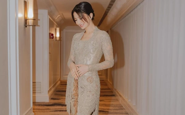 Foto Potret cantik Raline Shah mengenakan kebaya lengkap dengan kain batik. (Foto: Instagram @ralineshah)