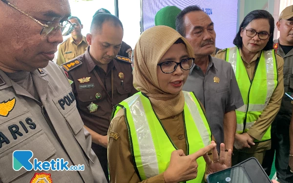 Foto Bupati Blitar Rini Syarifah saat dikonfirmasi, Senin (22/4/2024) (foto: Favan/ketik.co.id)