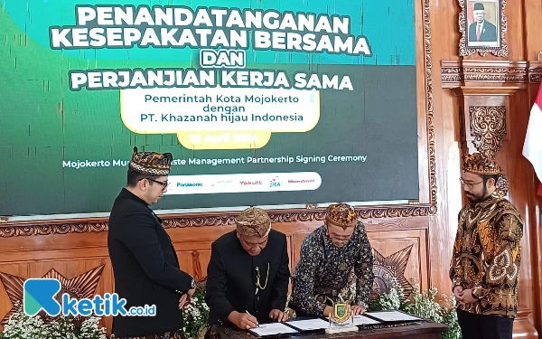 Foto Pj Wali Kota Mojokerto Ali Kuncoro bersama wakil Rekosistem dalam penandatanganan kerja sama di kantor Pemkot Mojokerto, Senin (22/4/2024). (Foto: Khaesar/Ketik.co.id)