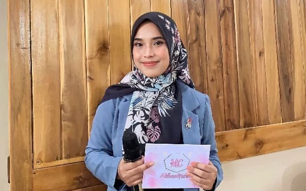 Foto Mitha Alifah, Finalis Putri Hijabfluencer Lampung 2021 saat menjadi MC (Foto: dok. pribadi)