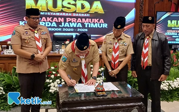 Foto Penjabat (Pj) Sekdaprov Jatim Bobby  Soemiarsono menandatangani hasil Musda Kwarda Pramuka Jatim, Senin (22/4/2024). (Foto: Khaesar/Ketik.co.id)