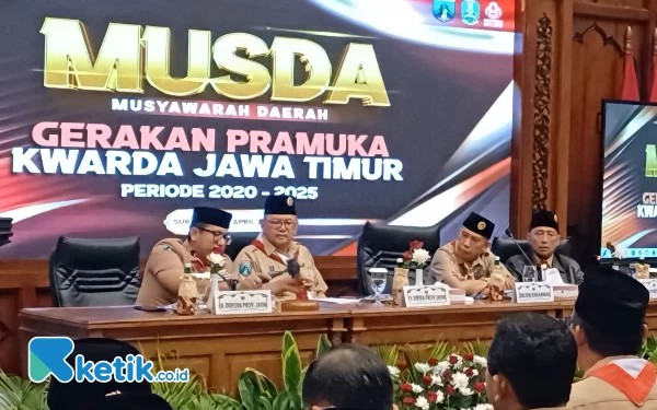 Foto Kepala Dinas Pemuda dan Olahraga (Dispora) Jawa Timur M Ali Kuncoro sebagai pimpinan sidang menggedok hasil Musda Kwarda Pramuka Jatim, Senin (22/4/2024). (Foto: Khaesar/Ketik.co.id)