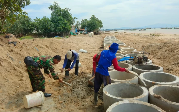 Cegah Abrasi, Pemerintah Desa Boncong Tuban Bangun Tanggul Laut