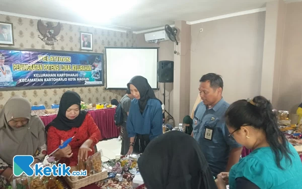 Gelar Pelatihan Potensi Lokal Kelurahan Kartoharjo Tingkatkan Kreativitas Warga