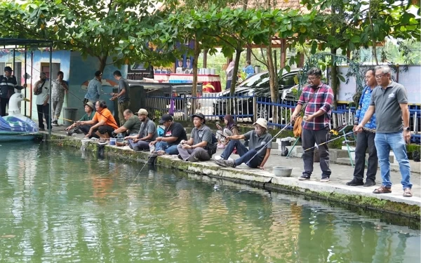 Foto Sejumlah wartawan mengikuti kegiatan syawalan yang dikemas dengan mancing bersama di sendang Sombomerti. (Foto: Humas Pemkab Sleman/Ketik.co.id)