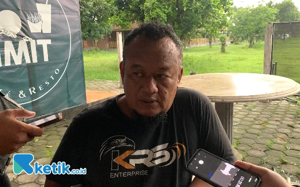 Foto Tugas Nanggolo Yudo Dili Prasetiono alias Bagas, Kepala desa Karangsono, Selasa (23/4/2024) (foto: Favan/ketik.co.id)