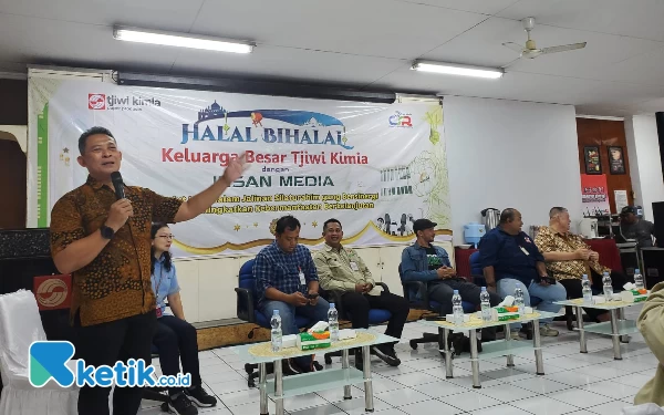 Foto Jajaran manajemen Tjiwi Kimia saat halal bihalal dengan awak media, Selasa (23/4). (Foto:Yudha/Ketik.co.id)