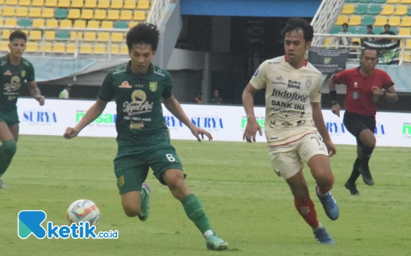 Foto M Iqbal berusaha melewati pertahanan Bali United, Rabu (24/4/2024). (Foto: Khaesar/Ketik.co.id)