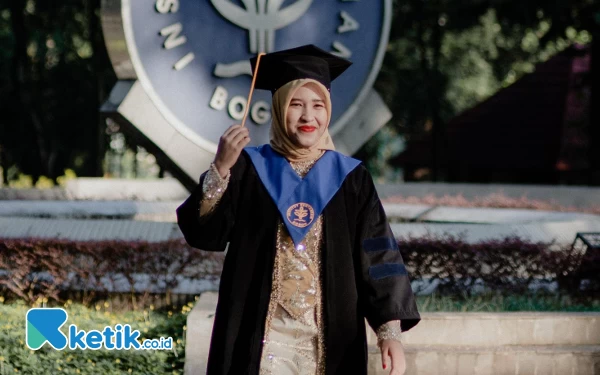 Foto Nelli Setiana (27) yang merupakan mahasiswa IPB University asal Beutong, Nagan Raya usia mengikuti wisuda, Rabu (24/4/2024). (Nelli for Ketik.co.id)