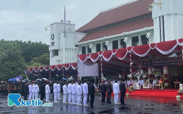 Hujan Tak Mengurangi Khidmat Upacara Hari Otoda 2024 di Surabaya