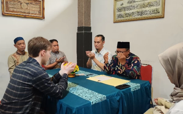 Thumbnail Berita - James, WNA Asal Inggris Berikrar Mualaf Melalui Masjid Raden Patah UB