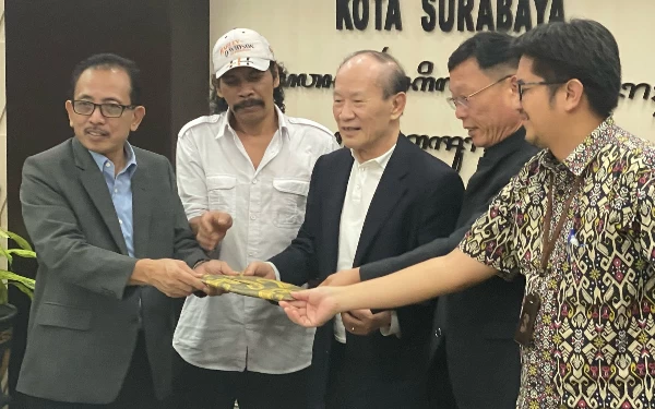 Foto Foto bersama AH Thony dengan perwakilan Investor China Lunardi Wijaya. (Foto: Shinta Miranda/Ketik.co.id)