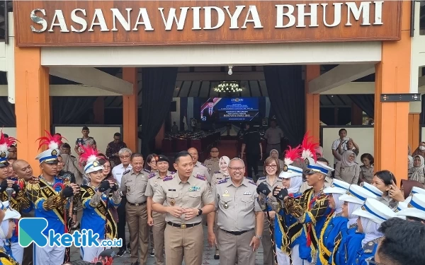 Foto Didampingi Ketua STPN Senthot Sudirman
Menteri AHY beramah tamah dengan para pemain marching band Gema Taruna Bumi STPN. (Foto: Fajar Rianto/Ketik.co.id)