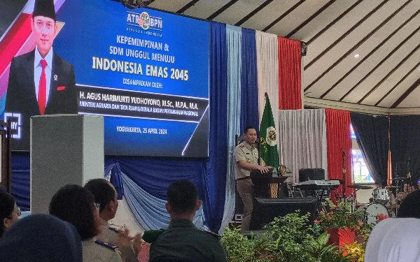 Foto Menteri AHY saat mengawali menyampaikan materi kuliah umum pertama di STPN ini bertemakan 'Membangun Kepemimpinan dan Sumber Daya Manusia ATR/BPN yang Unggul Menuju Indonesia Emas 2045”. (Foto: Fajar Rianto/Ketik.co.id)