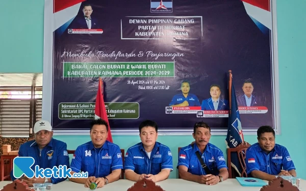 Foto Ketua DPC Partai Demokrat Rowland Heinrich bersama Tim pendaftaran dan penjaringan calon Bupati dan Wakil Bupati kabupaten Kaimana di sekretariat partai Demokrat Kaimana (foto La Jen/Ketik.co.id)