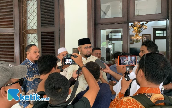 Foto Bassam Kasuba di wawancarai sejumlah awak media usai bertemu Sekretaris Utama Perpusnas RI Joko Santoso. (Foto Samul For Ketik.co.id)