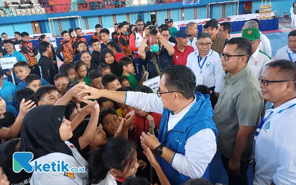 Foto Pj Gubernur Jatim Adhy Karyono bersalaman dengan peserta Kejuaraan karate Piala Gubernur Jatim,Sabtu (27/4/2024). (Foto: Khaesar/Ketik.co.id)