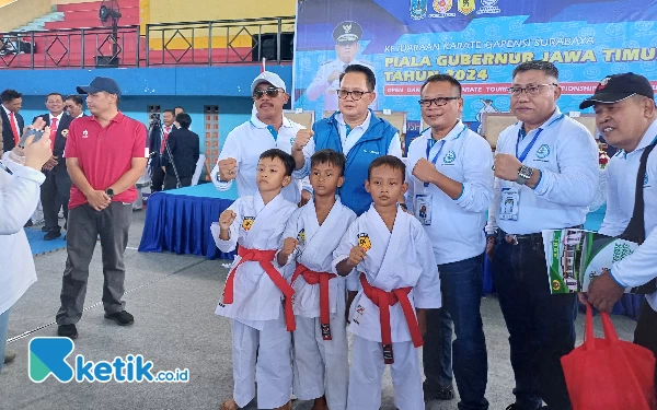 Foto Pj Gubernur Jatim Adhy Karyono berfoto dengan karateka cilik usai berlaga, Sabtu (27/4/2024). (Foto: Khaesar/Ketik.co.id)