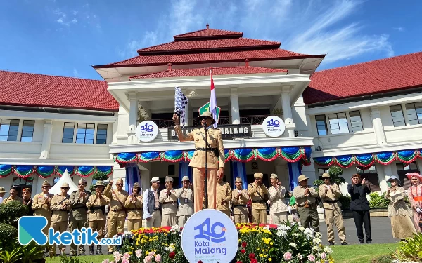 Foto OPD Kota Malang mengenalan pakaian ala kolonial dalam Pawai Budaya. (Foto: Lutfia/Ketik.co.id)