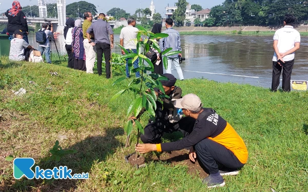 Antisipasi Banjir, Ribuan Relawan Lakukan Tanam Pohon hingga Bersihkan Sampah di Sungai Brantas