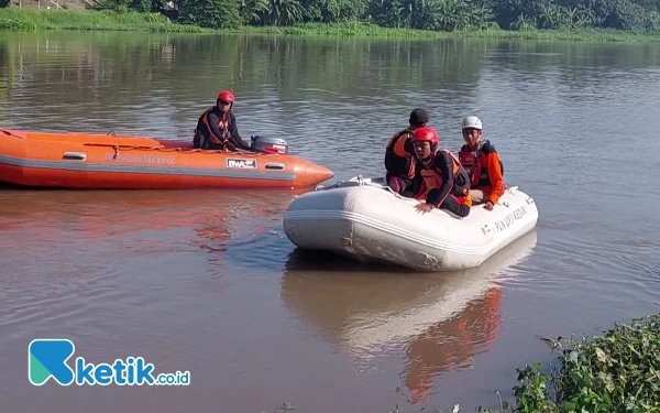 Foto Aksi  bersih eceng gondok oleh relawan di area Sungai Brantas Kediri dalam rangka hari bumi, Sabtu (27/4/2024). (foto : Isa/Ketik.co.id).