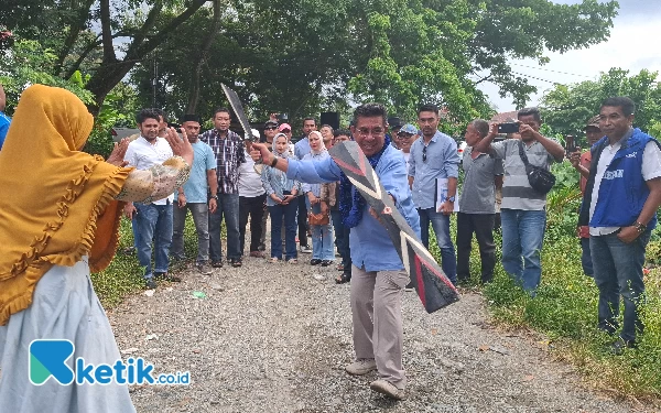 Foto BK ikut menari saat disambut dengan Tarian Cakalele (Foto Mursal Bahtiar)