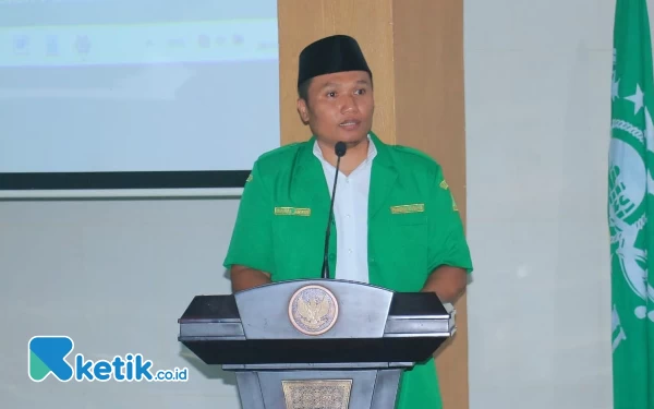 Foto Zainal Arifin saat memberikan sambutan dalam rangkaian peringatan Harlah Ansor, halal bi halal di Pendopo Mas Tumenggung Djogokaryo, Kabupaten Pacitan. (Foto: Al Ahmadi/Ketik.co.id)