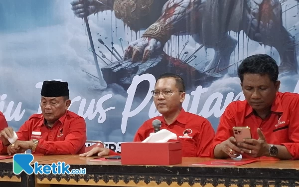 Foto Sekretaris DPC PDI Perjuangan Kabupaten Sleman Gustan Ganda (tengah) beserta jajaran pengurus DPC PDIP Sleman saat memberikan keterangan. (Foto: Via/Ketik.co.id)