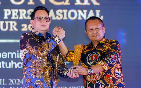 Thumbnail Berita - Sukses Jaga Pemilu Kondusif di Jatim, Pj Gubernur Adhy Karyono Terima Prapanca Award