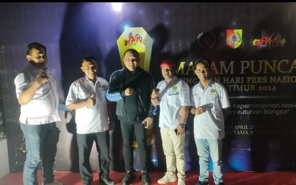 Foto Foto bareng PWI Sampang dengan H. Slamet Junaidi