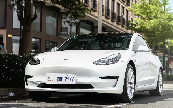 Thumbnail Berita - Penjualan Menurun pada Kuartal I 2024, Tesla Pangkas Harga untuk Naikkan Penjualan