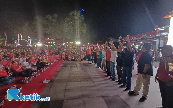 Foto Pemain Timnas Indonesia leagend yang ada di Surabaya ikut meramaikan nobar di Gedung Grahadi Surabaya, Senin (29/4/2024). (Foto: Khaesar/Ketik.co.id)