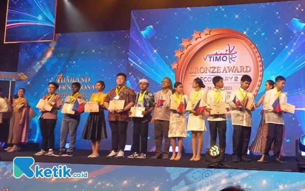 Foto Widhat, santri Genggong (berkopyah) saat menerima penghargaan ajang olimpiade matematika tingkat internasional.