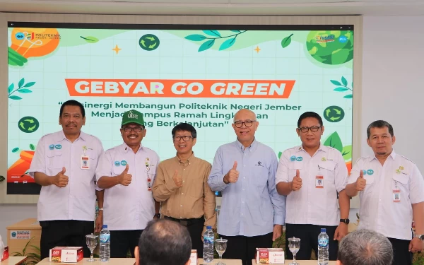 Foto Gebyar Go Green Polije bersinergi dengan UI GreenMetric oleh Direktur Polije Saiful Anwar (bertopi) dan Wakil Kepala UI GreenMetric Junaidi (berbaju coklat) beserta jajaran (30/4/2024) (Foto: Humas Polije)