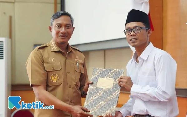 Foto Penyerahan SK dilakukan langsung oleh Bupati Pacitan, Indrata Nur Bayuaji di Gedung Karya Darma, Selasa (29/04/2024). (Foto: Prokopim Pacitan for Ketik.co.id)