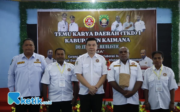 Foto Bupati Freddy Thie foto bersama pengurus karang Taruna kegiatan Temu Karya Daerah di RM Belia Kaimana (foto Humas Pemkab Kaimana/Ketik.co.id)