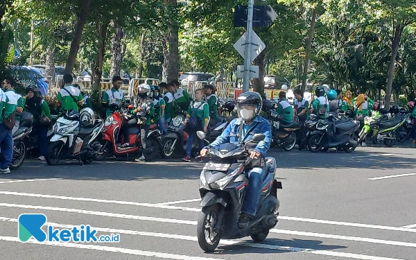 Foto Buruh berkumpul di Jalan Ahmad Yani, Rabu (1/5/2024). (Foto: Khaesar/Ketik.co.id)