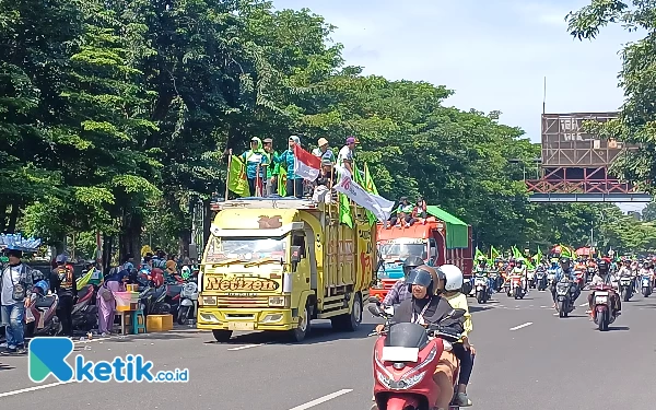 Thumbnail Berita - Gunakan Speaker Aktif Sambil Menyanyi, Ribuan Buruh Se-Jatim Kepung Frontage Road Surabaya