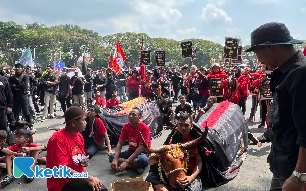 Bantengan Mberot Warnai Peringatan Hari Buruh di Kota Malang, Sistem Outsourcing Jadi Sorotan